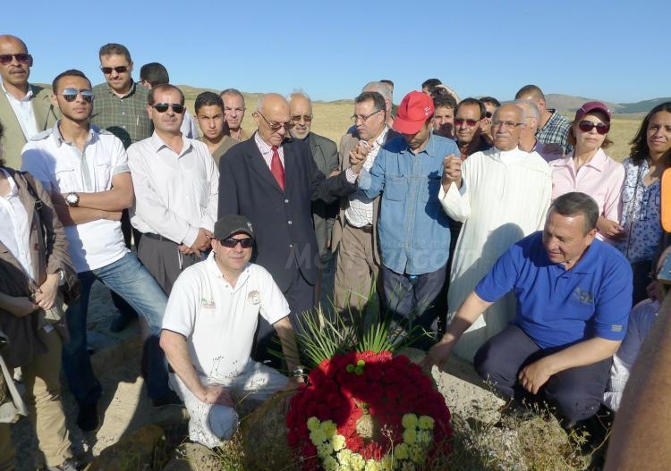 Con traje oscuro puede distinguirse al nieto de Amezian el Sherif Salah