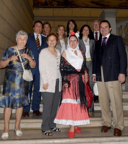 La delegación de la Casa Regional junto a algunas autoridades