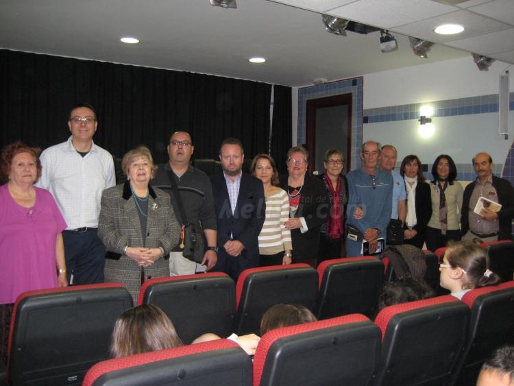 Foto de familia de los autores participantes en el taller literario