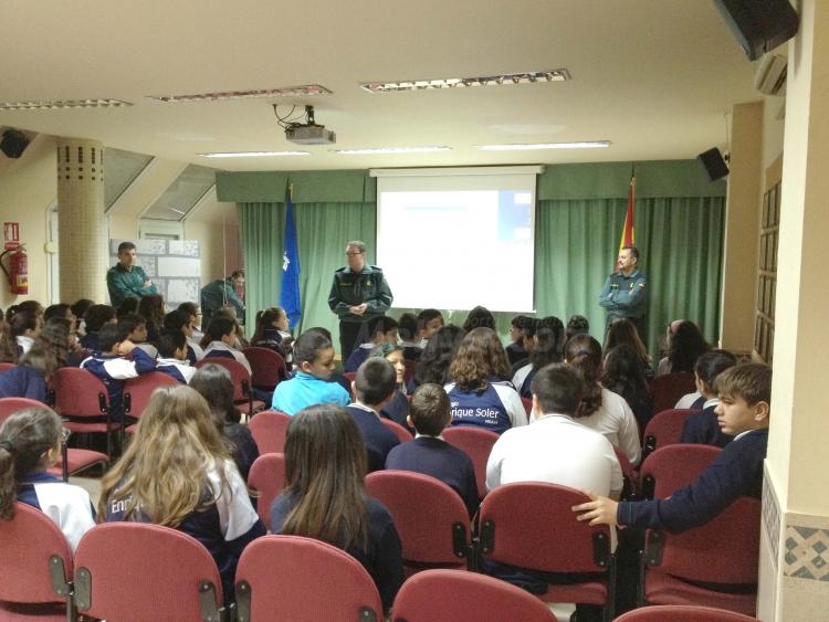 Simbiosis entre Guardia Civil y alumnos en el 'Enrique Soler'