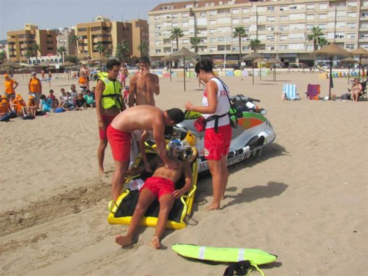 Simulacro en la playa para las Colonias Urbanas