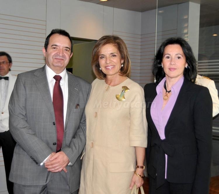La alcaldesa de MAdrid junto al presidente y la vocal de la Casa de Melilla, Julio Miranda y Rosa Qu