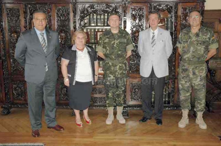¿Alcántara 10 a la Base Alfonso XIII?...Miau