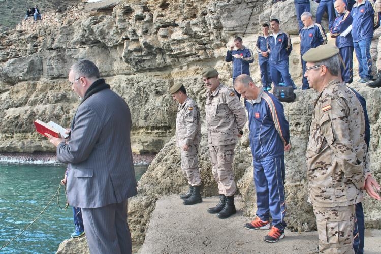 Buzos del EjÃ©rcito sumergen en aguas de Melilla un portal de BelÃ©n