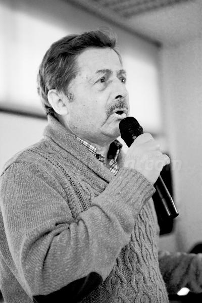 Luis Rubio gana el concurso de karaoke de Aulas Culturales para Mayores