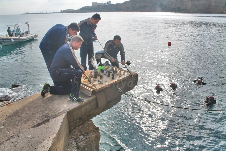 Buzos del EjÃ©rcito sumergen en aguas de Melilla un portal de BelÃ©n