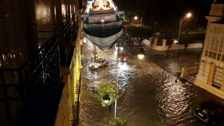 La inundación provoca que el barco entre por calle General Marina, podría ser nueva ruta