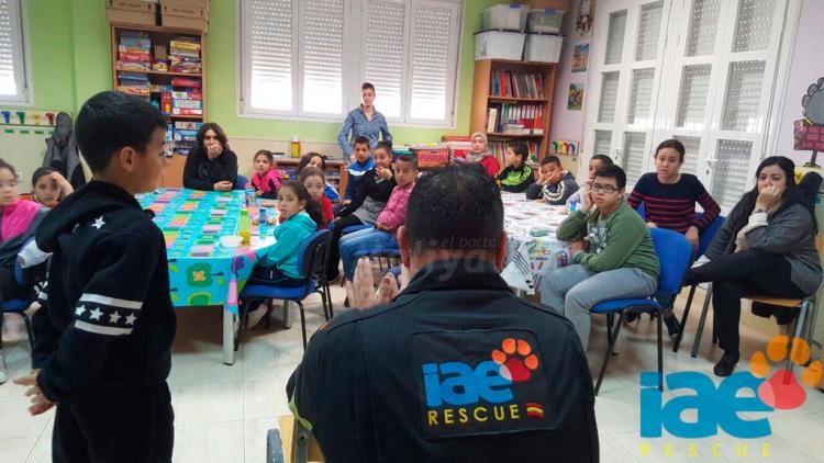 Maiden acompaña a IAE en la visita a la ludoteca Cañada