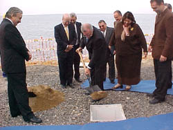 La ministra de Medio Ambiente coloca por fin la primera piedra de la planta desaladora de agua de mar