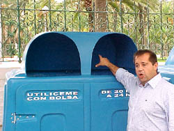 Medio Ambiente presenta unas fundas de contenedores inmunes al fuego y que eliminarán la figura del buscador de basura