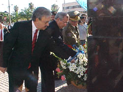 Melilla celebra los veinticinco años de la Constitución con un homenaje a la enseña nacional
