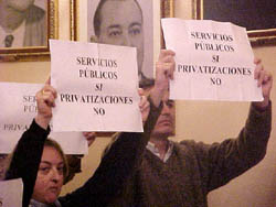 Sindicalistas expulsados del pleno por mostrar carteles contra la privatización del servicio de mantenimiento de parques y jardines de la ciudad