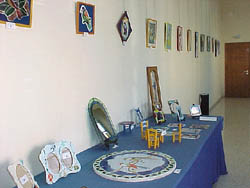 Garbín inaugura una exposición con objetos elaborados por los alumnos del curso de vidriero vitrallero para drogodependientes