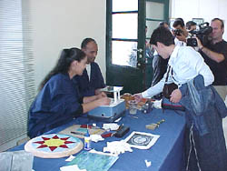 Garbín inaugura una exposición con objetos elaborados por los alumnos del curso de vidriero vitrallero para drogodependientes