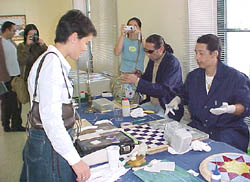 Garbín inaugura una exposición con objetos elaborados por los alumnos del curso de vidriero vitrallero para drogodependientes