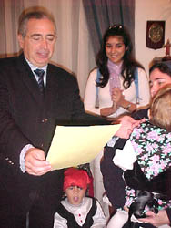 Imbroda recibe a los niños de la guardería Santa Luisa de Marillac que han felicitado las Navidades a los trabajadores del ayuntamiento