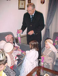 Imbroda recibe a los niños de la guardería Santa Luisa de Marillac que han felicitado las Navidades a los trabajadores del ayuntamiento