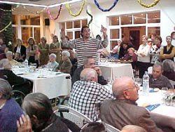 Los ancianos del Centro Asistencial han celebrado la tradicional merienda de Navidad