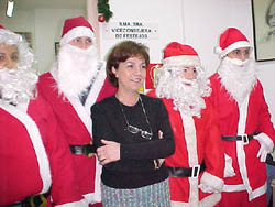 Desde hoy seis Papa Noel recorren las calles del centro de la Ciudad llevando la alegría y la ilusión a los más pequeños