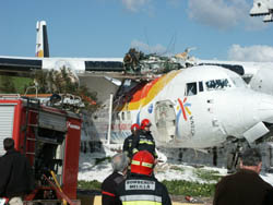 Evacuados 2.000 litros queroseno del avión, que se retira mañana