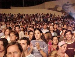 Cerca de 5.000 personas presenciaron ayer el espectáculo ofrecido por los chicos de Operación Triunfo Danni Úbeda, Beth y Manuel Carrasco