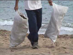 Guelaya llevó a cabo la limpieza de dos calas marroquíes dentro de la Campaña Internacional Clean Up