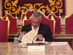 El vicepresidente del Gobierno firma un convenio con la Ciudad para colaborar en la celebración del XXV aniversario de la Constitución