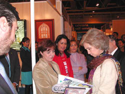 La Reina doña Sofía visita el mostrador de Melilla en la Feria de la Restauración que se celebra en Madrid