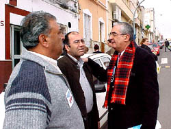 Los candidatos del PP llevan su mensaje a los vecinos de Cabrerizas con un "puerta a puerta"