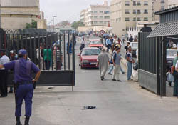 Un grupo de porteadores se manifiesta en la frontera con Marruecos