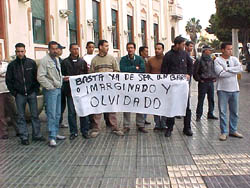 Una veintena de vecinos de La Cañada se manifiesta ante el Ayuntamiento para solicitar un puesto de trabajo