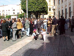Trabajadores de Melilla hacen un "parón" de quince minutos como protesta ante el atentado