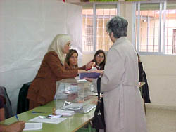 Los colegios electorales abren sus puertas y los primeros melillenses acuden a votar