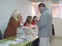 Los colegios electorales abren sus puertas y los primeros melillenses acuden a votar