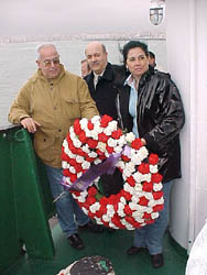 Melilla homenajea a las víctimas del Titanic lanzando una corona de flores al mar