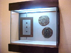 El Museo municipal exhibe ya las monedas púnicas halladas en Melilla la Vieja
