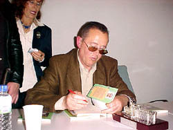 Juan Garbín presenta su libro "En el exilio de los días rotos"