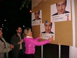 PP, PSOE y Los Verdes inician la campaña electoral con la pegada de carteles