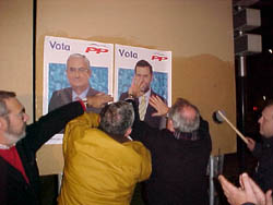 PP, PSOE y Los Verdes inician la campaña electoral con la pegada de carteles
