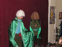 Los Tres Pajes hacen las delicias de los niños melillenses en el escenario de la Biblioteca Pública