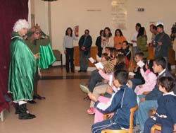 Los Tres Pajes hacen las delicias de los niños melillenses en el escenario de la Biblioteca Pública