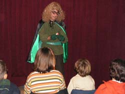 Los Tres Pajes hacen las delicias de los niños melillenses en el escenario de la Biblioteca Pública