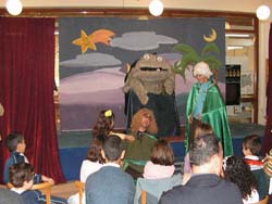 Los Tres Pajes hacen las delicias de los niños melillenses en el escenario de la Biblioteca Pública