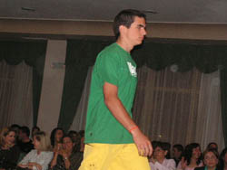 Exhibición de clase y elegancia de empresas melillenses y bachilleres con un viaje de fondo