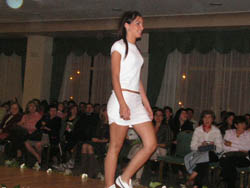 Exhibición de clase y elegancia de empresas melillenses y bachilleres con un viaje de fondo