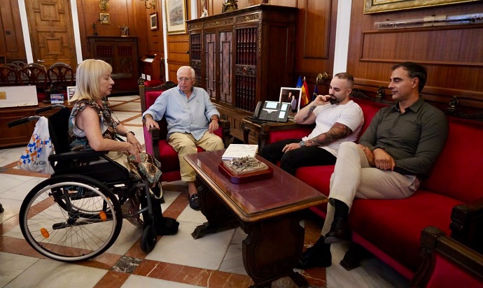 Imagen de la noticia: La familia de Gustavo Cabanillas entrega a Imbroda su libro póstumo sobre Egipto