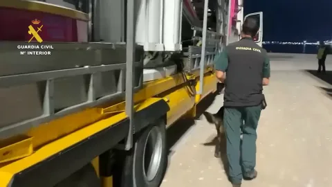 Imagen de la noticia: La Guardia Civil localiza a 55 personas ocultas en atracciones de feria en el puerto de Melilla