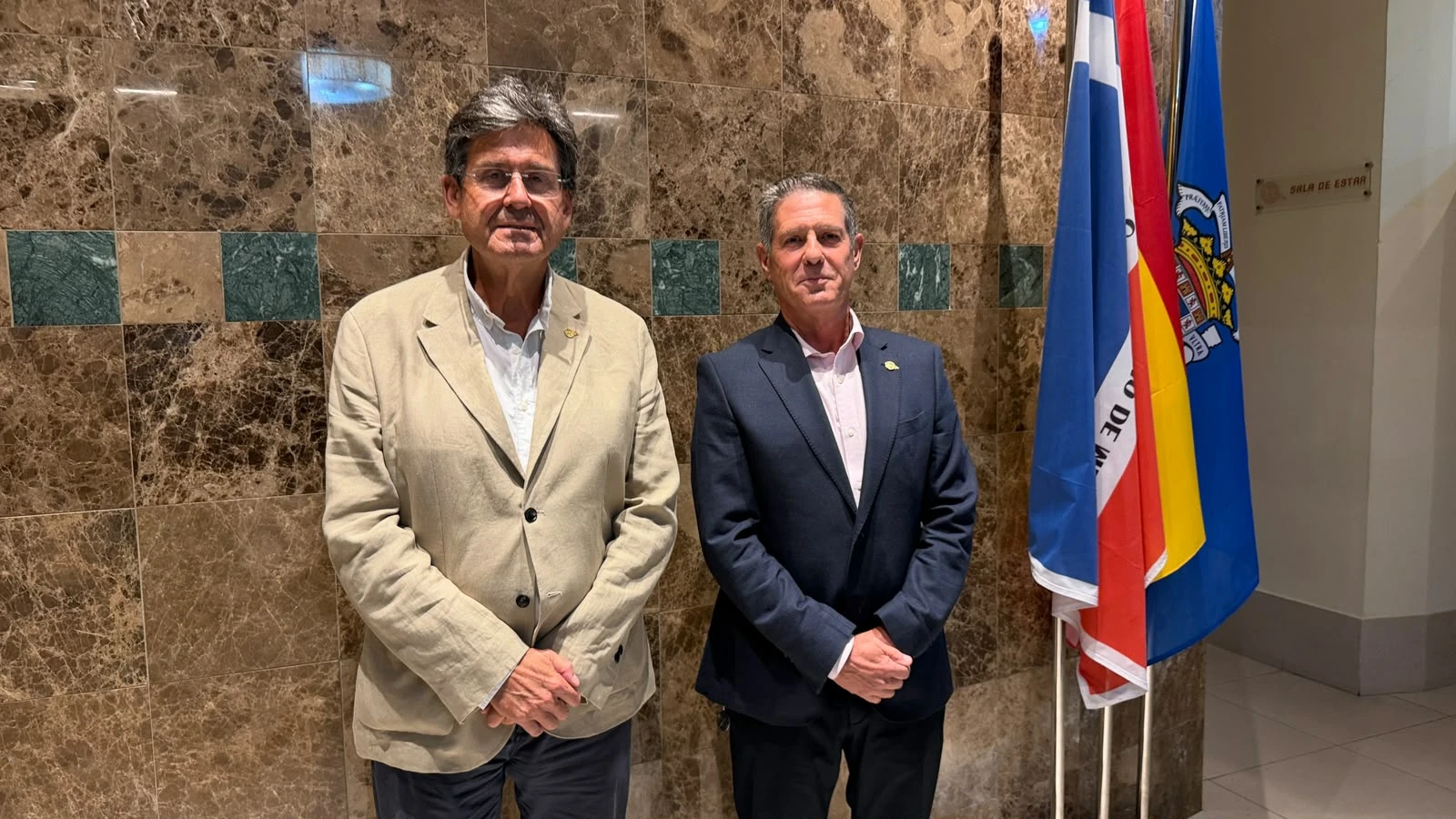 Imagen de la noticia: El Real Club Marítimo entrega su Insignia de Oro al comandante general de Melilla