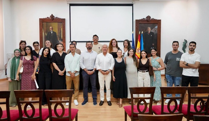 Imagen de la noticia: Melilla financia con fondos propios 17 enfermeros escolares por tercer año