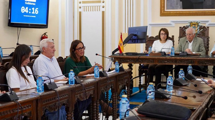 Imagen de la noticia: La Asamblea aprueba dar la Medalla de Oro al Club Torreblanca y a la Mesa Interconfesional